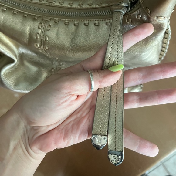 Adorable Michael Michael Kors gold leather shoulder bag! - Picture 3 of 8